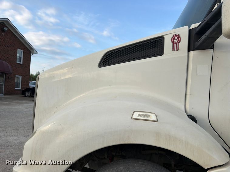 image for item EL0112 2016 Kenworth T880 semi truck