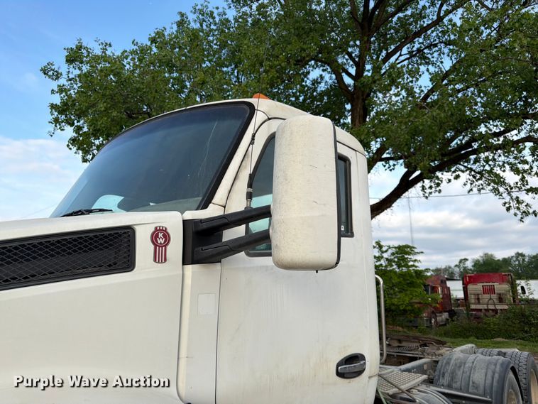 image for item EL0112 2016 Kenworth T880 semi truck