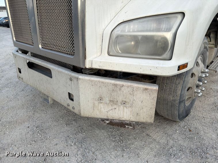 image for item EL0112 2016 Kenworth T880 semi truck