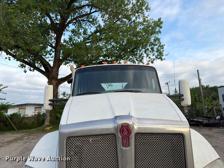 image for item EL0112 2016 Kenworth T880 semi truck
