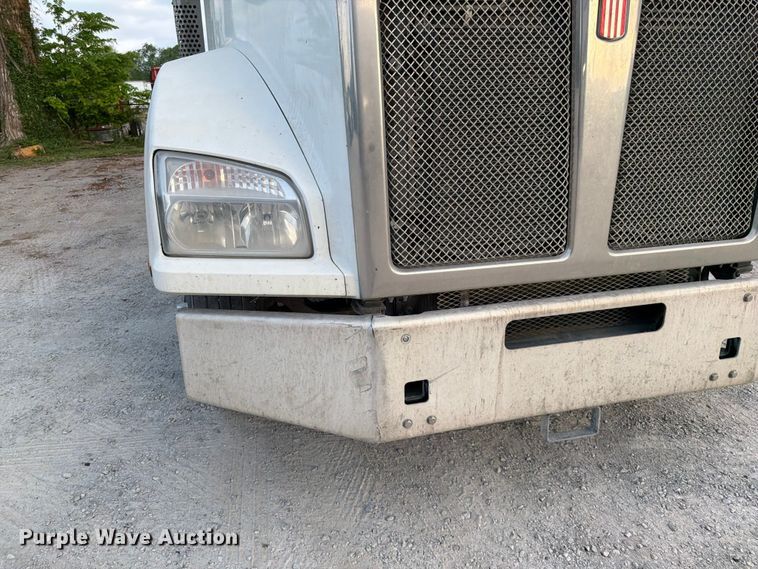 image for item EL0112 2016 Kenworth T880 semi truck