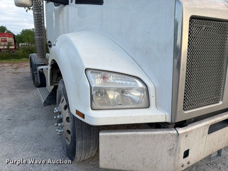 image for item EL0112 2016 Kenworth T880 semi truck