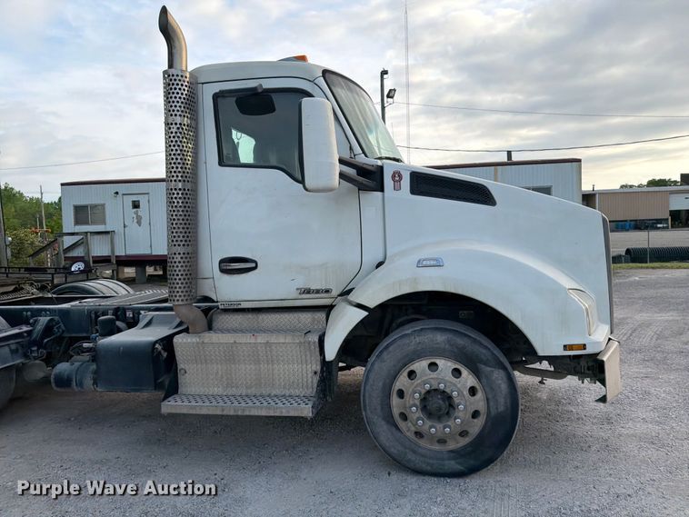 image for item EL0112 2016 Kenworth T880 semi truck