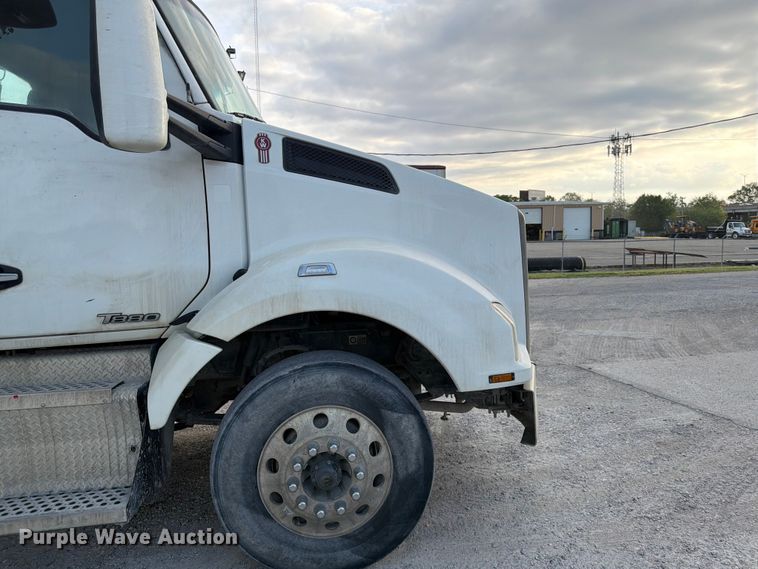 image for item EL0112 2016 Kenworth T880 semi truck