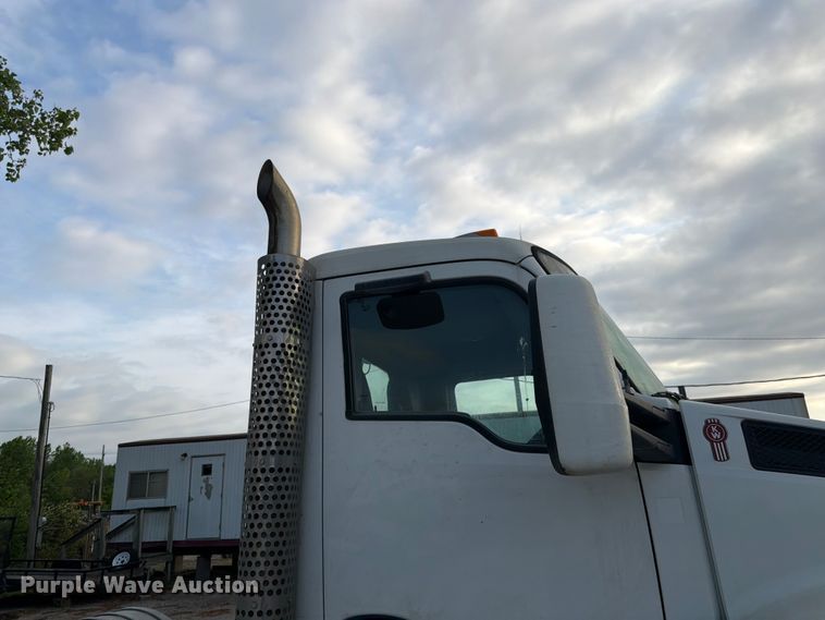 image for item EL0112 2016 Kenworth T880 semi truck