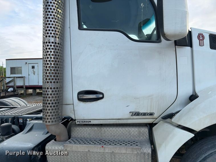 image for item EL0112 2016 Kenworth T880 semi truck