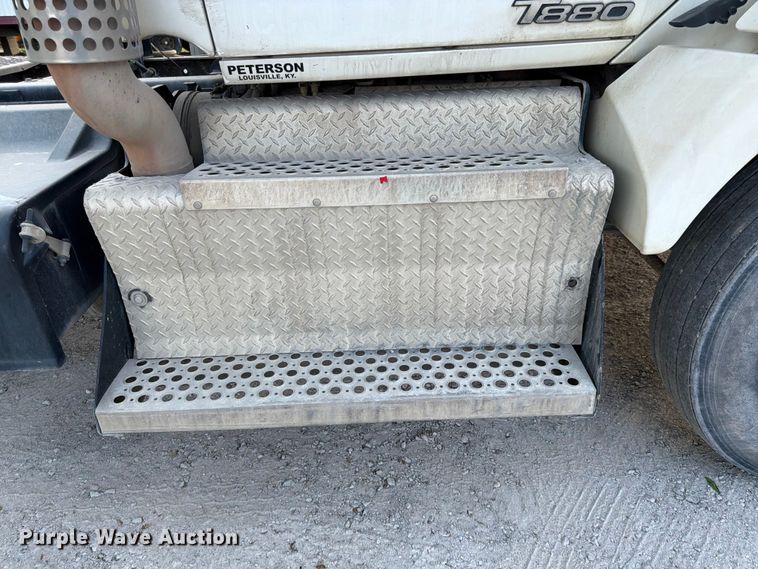 image for item EL0112 2016 Kenworth T880 semi truck