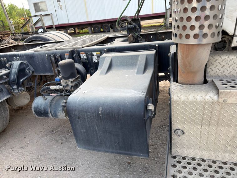 image for item EL0112 2016 Kenworth T880 semi truck