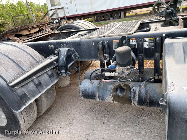 image for item EL0112 2016 Kenworth T880 semi truck