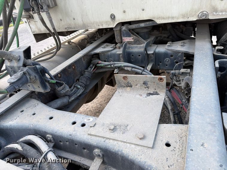 image for item EL0112 2016 Kenworth T880 semi truck