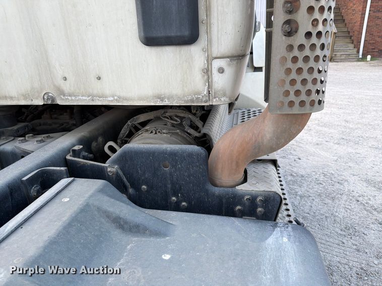 image for item EL0112 2016 Kenworth T880 semi truck