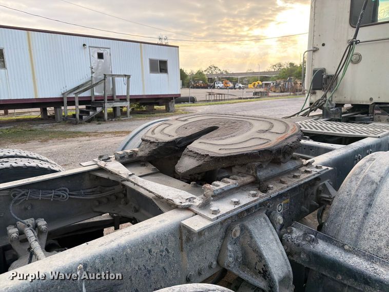 image for item EL0112 2016 Kenworth T880 semi truck