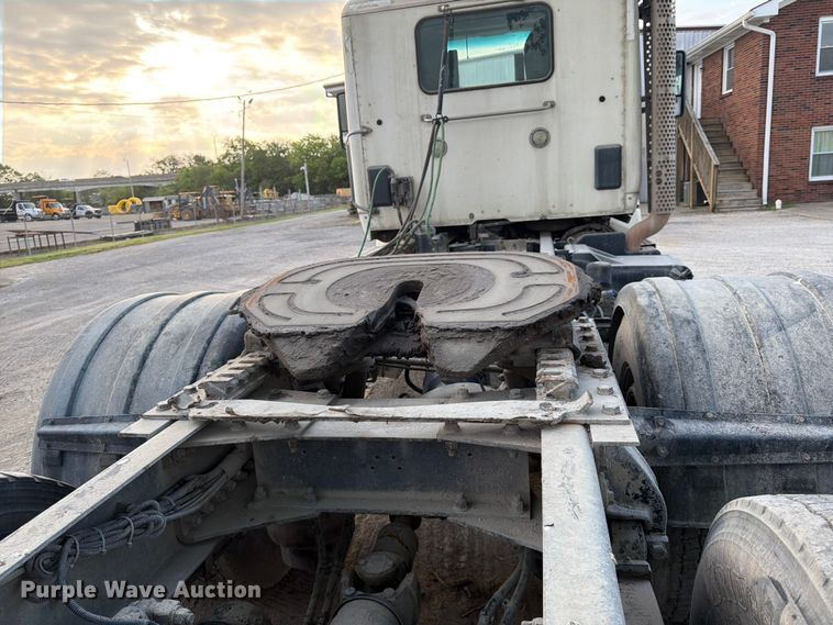 image for item EL0112 2016 Kenworth T880 semi truck