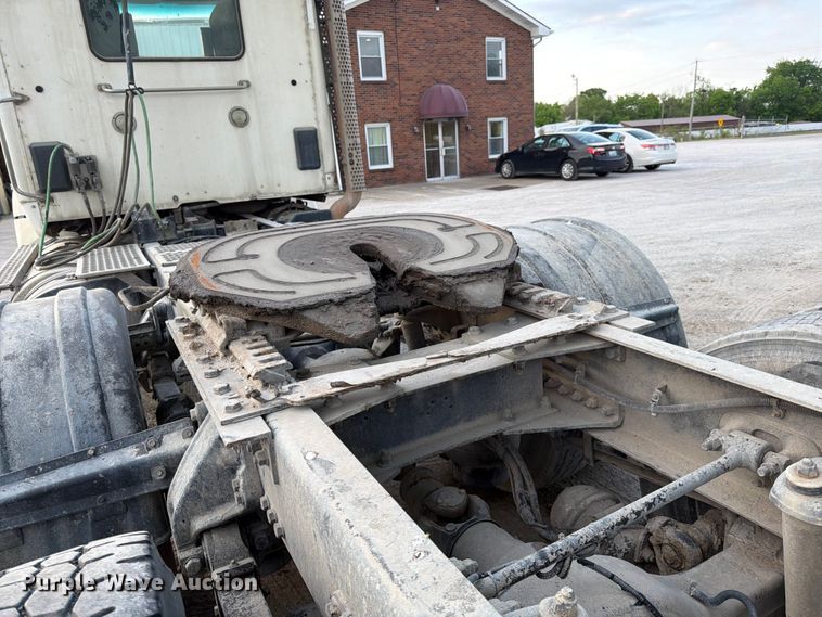 image for item EL0112 2016 Kenworth T880 semi truck