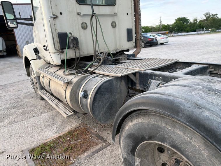 image for item EL0112 2016 Kenworth T880 semi truck