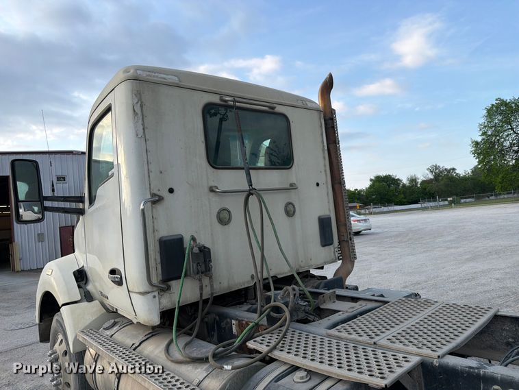 image for item EL0112 2016 Kenworth T880 semi truck