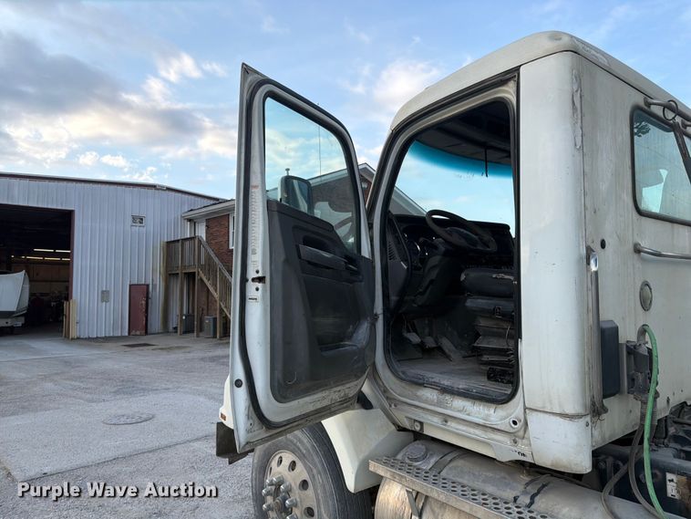 image for item EL0112 2016 Kenworth T880 semi truck