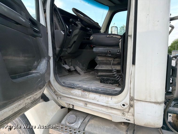 image for item EL0112 2016 Kenworth T880 semi truck