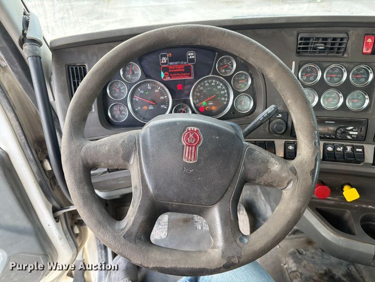 image for item EL0112 2016 Kenworth T880 semi truck