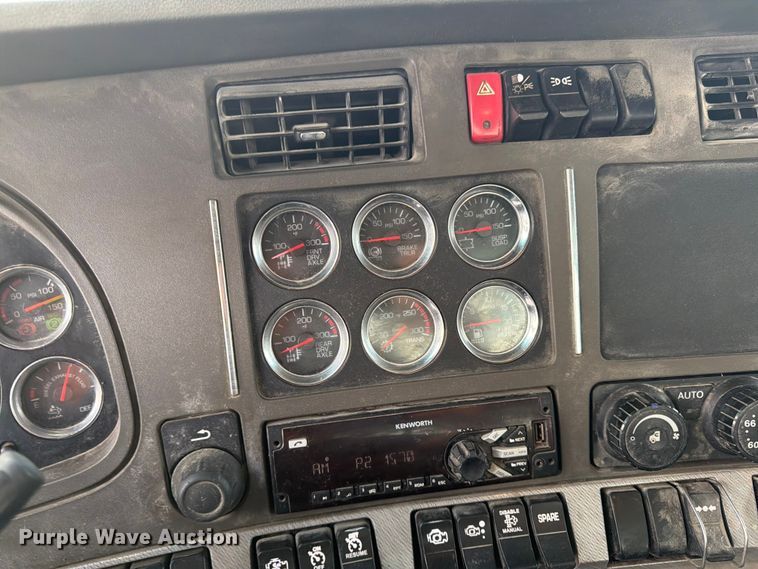 image for item EL0112 2016 Kenworth T880 semi truck