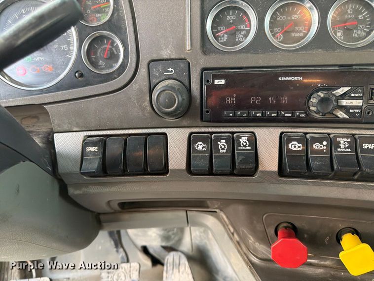 image for item EL0112 2016 Kenworth T880 semi truck