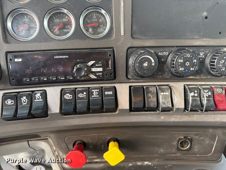 image for item EL0112 2016 Kenworth T880 semi truck