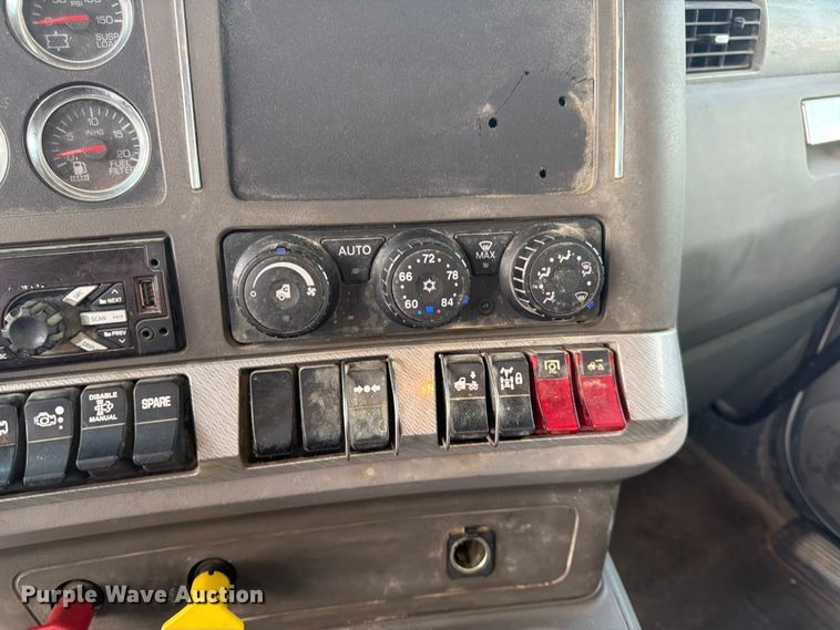 image for item EL0112 2016 Kenworth T880 semi truck