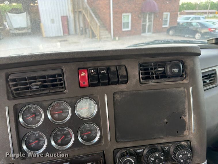 image for item EL0112 2016 Kenworth T880 semi truck