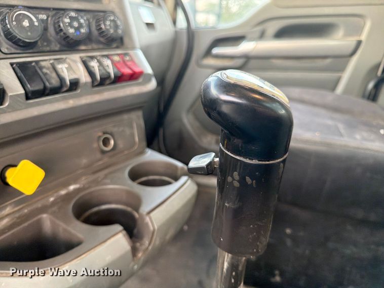 image for item EL0112 2016 Kenworth T880 semi truck