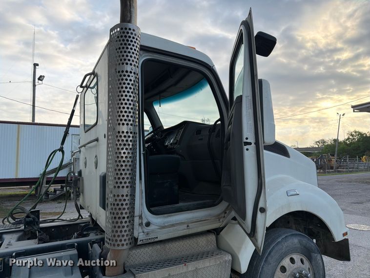 image for item EL0112 2016 Kenworth T880 semi truck