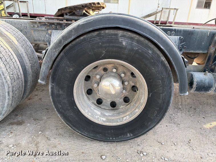 image for item EL0112 2016 Kenworth T880 semi truck