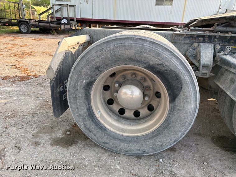 image for item EL0112 2016 Kenworth T880 semi truck