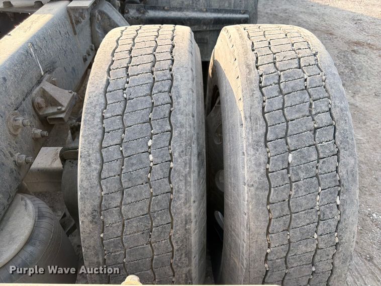 image for item EL0112 2016 Kenworth T880 semi truck