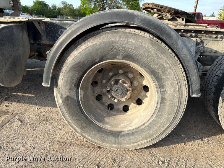 image for item EL0112 2016 Kenworth T880 semi truck