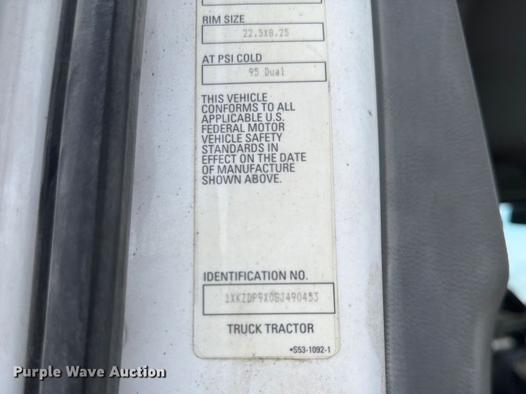 image for item EL0112 2016 Kenworth T880 semi truck