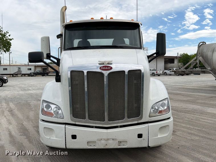 image for item EL0113 2018 Peterbilt 579 semi truck