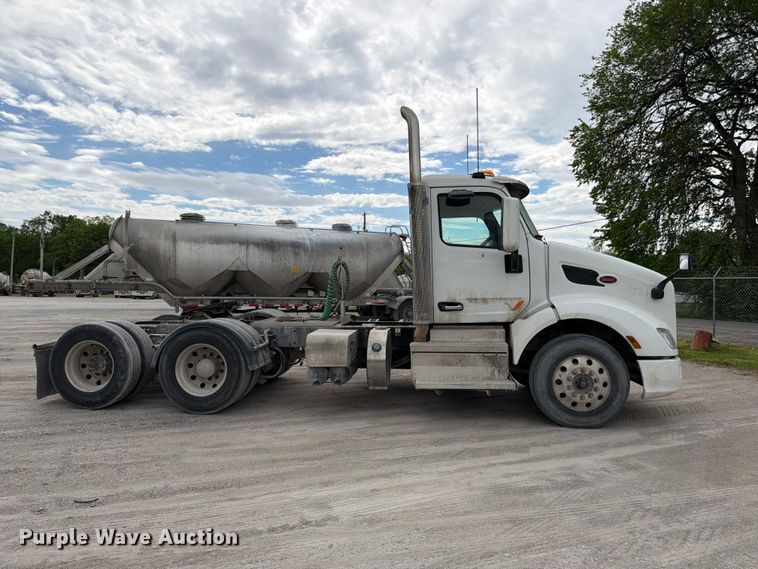 image for item EL0113 2018 Peterbilt 579 semi truck