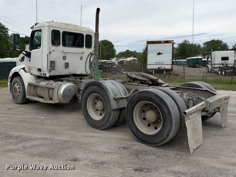 image for item EL0113 2018 Peterbilt 579 semi truck