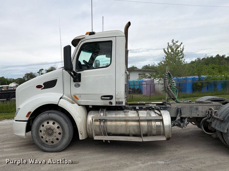 image for item EL0113 2018 Peterbilt 579 semi truck