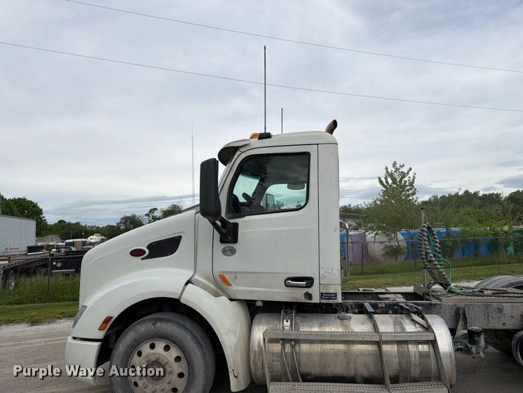 image for item EL0113 2018 Peterbilt 579 semi truck