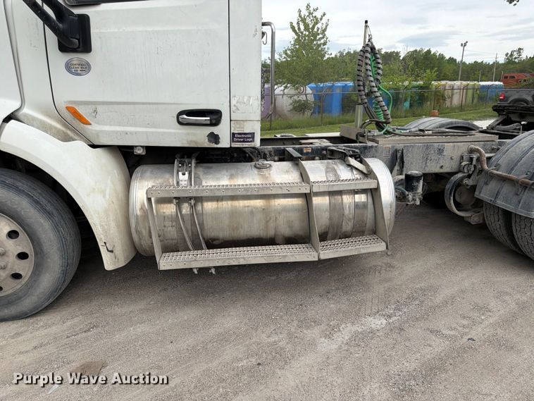 image for item EL0113 2018 Peterbilt 579 semi truck