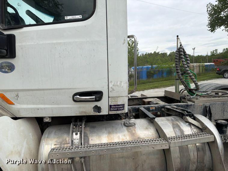 image for item EL0113 2018 Peterbilt 579 semi truck