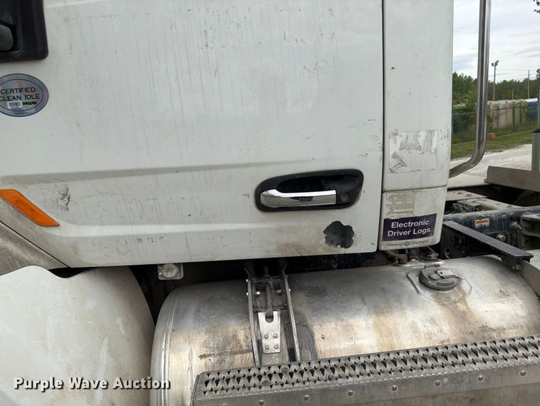 image for item EL0113 2018 Peterbilt 579 semi truck