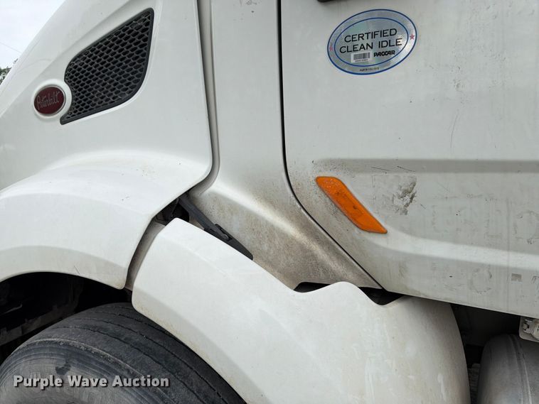 image for item EL0113 2018 Peterbilt 579 semi truck