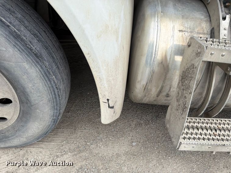 image for item EL0113 2018 Peterbilt 579 semi truck