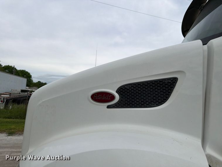 image for item EL0113 2018 Peterbilt 579 semi truck