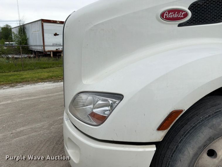 image for item EL0113 2018 Peterbilt 579 semi truck