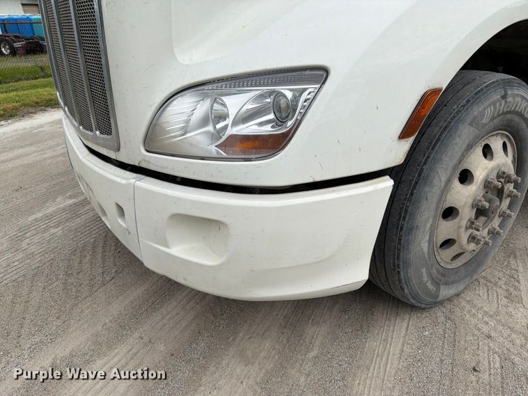 image for item EL0113 2018 Peterbilt 579 semi truck