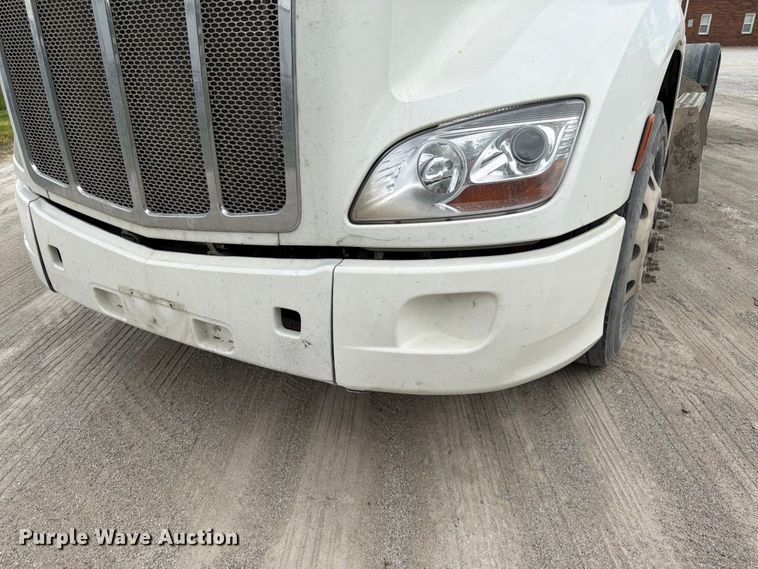 image for item EL0113 2018 Peterbilt 579 semi truck