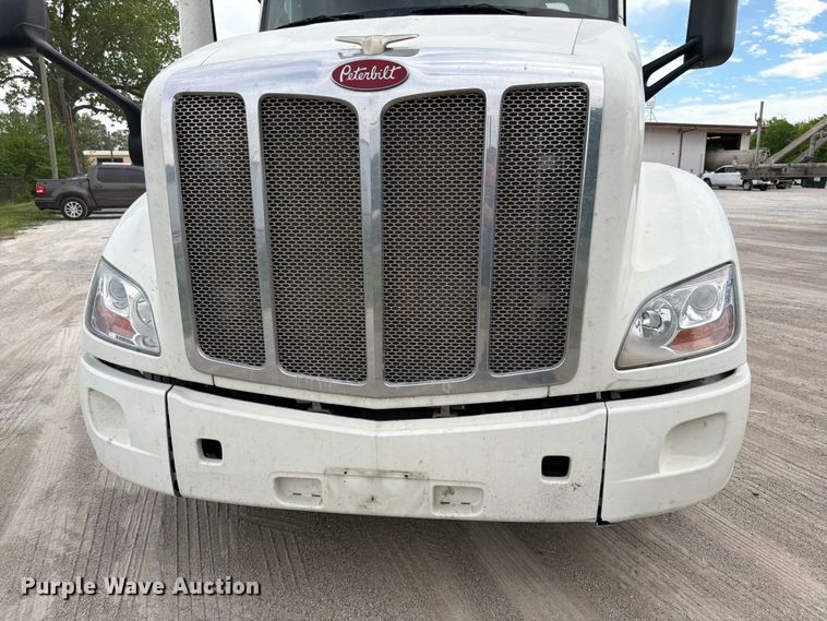 image for item EL0113 2018 Peterbilt 579 semi truck